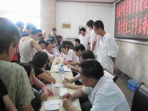 书记翟从永,校离退休工作处副处长郭铮带队,随队专家有陈弈庆,周尔忠